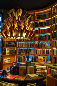 悬浮书本吊灯点亮知识殿堂