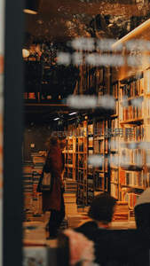 橱窗倒影里的书香世界