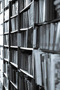 黑白书架特写，知识的静谧角落