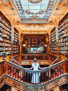 华丽穹顶下的书海殿堂，女子凭栏静赏