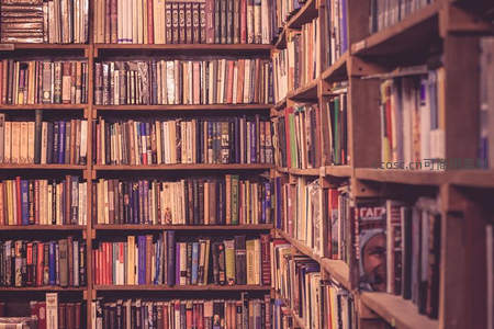 暖光书架角落，旧书堆叠时光印记