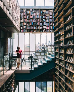 阳光下的图书馆漫步