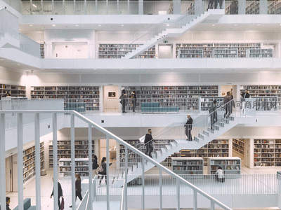 现代多层图书馆内读者穿梭于书架之间