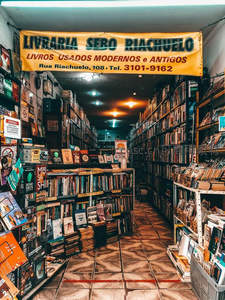 古旧书店纵深走廊，书海如林引人探秘