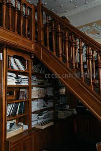 楼梯下嵌入式书架堆满文献资料