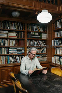 学者专注阅读古籍，沉浸知识海洋