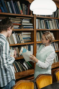 图书馆内师生交流学术知识