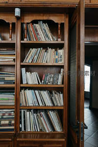 打开的书柜门后藏满知识宝藏