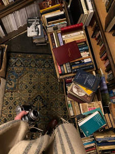 地毯上的书海与胶片相机