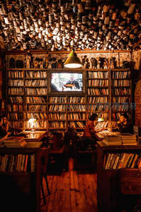 酒瓶天花板下的复古书店温馨夜读