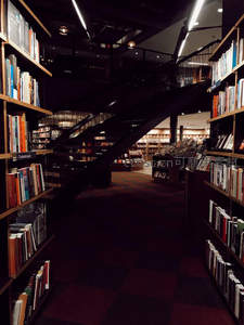 螺旋楼梯穿行于书海间的暗调书店