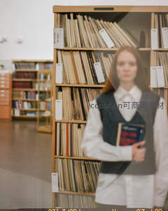 书海中的少女手持经典著作