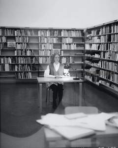 黑白影像中专注阅读的学子