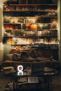 圣诞帽下的温暖书房阅读