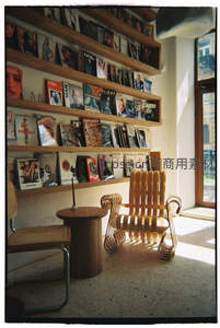 阳光洒落的杂志阅读角