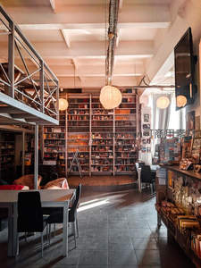 现代风格书店的开阔空间