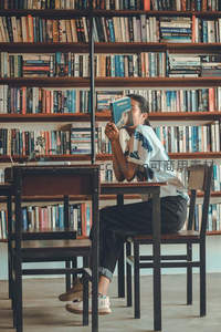 少女在书海中沉浸阅读的静谧时光