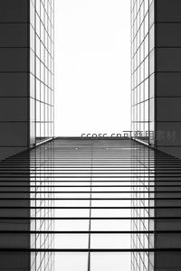 黑白极简风格的现代建筑空间构图