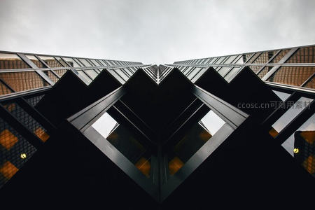 对称构图下的摩天大楼深邃空间