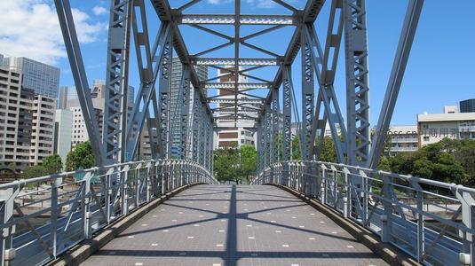 钢铁桥梁与都市天际线的现代交响