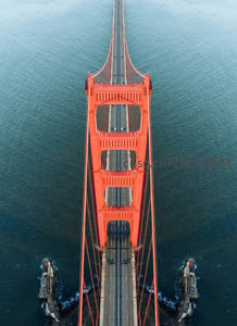 金门大桥航拍视角下的壮丽红色