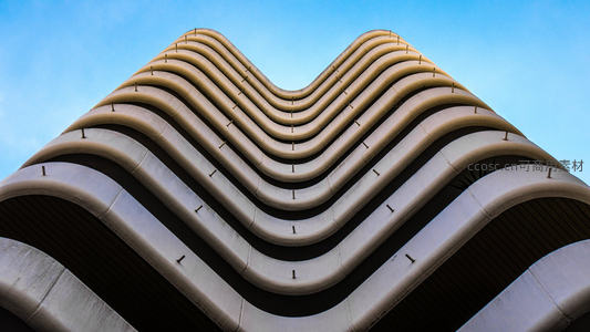 波浪形建筑立面在蓝天下的韵律之美