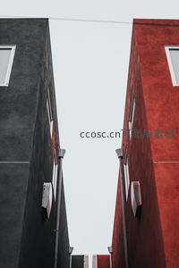 红黑建筑夹缝中的几何天空