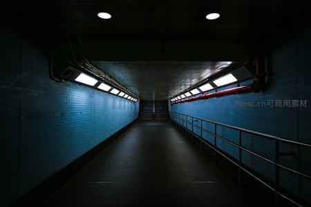 蓝色瓷砖隧道尽头阶梯微光