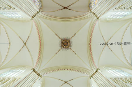 教堂穹顶华美如画，拱肋交错显神圣