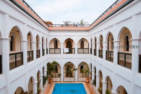 白色拱廊庭院中的宁静泳池