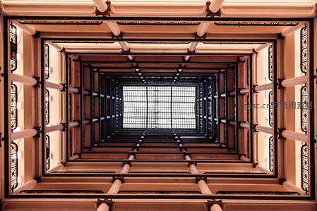 古典建筑中庭的垂直纵深构图