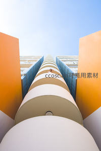 仰拍视角下的螺旋楼梯与橙墙