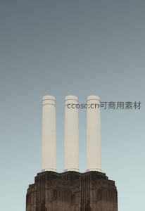 三根烟囱矗立于灰蓝天空之下