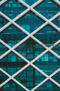 菱形网格覆盖的蓝色玻璃幕墙