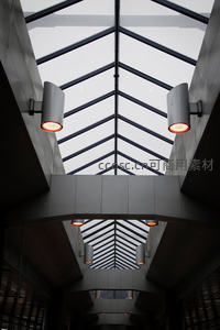 几何穹顶下的光影走廊，工业风建筑内景