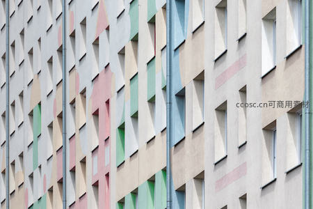 彩色几何立面特写，后现代建筑的视觉游戏