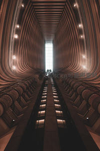 宏伟中庭电梯井的对称光影