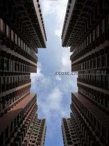 高楼夹缝中的蓝天白云景象