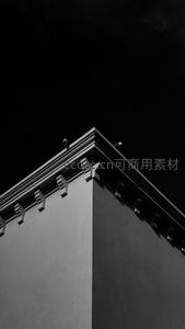黑白建筑角落仰拍，几何线条与深邃夜空