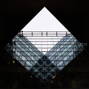 玻璃金字塔天窗下的几何光影艺术