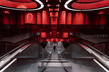 红色穹顶地铁站内，孤独身影与未来设计