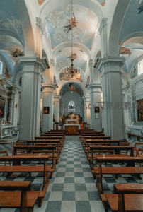 古典教堂内部，拱顶壁画与棋盘格地板