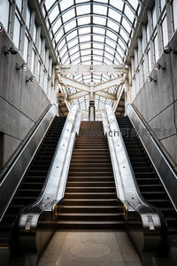 现代建筑中的自动扶梯与玻璃穹顶