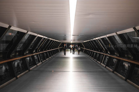 未来感十足的封闭式人行天桥