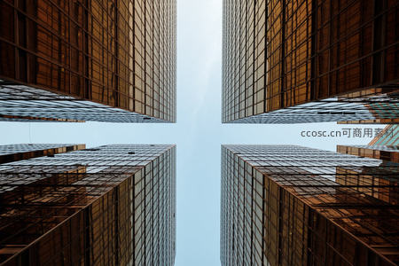 仰望摩天大楼构成的都市峡谷