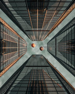 摩天大楼间热气球仰拍