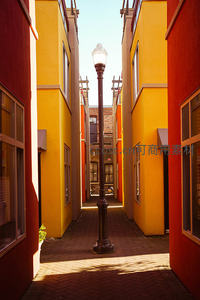 阳光洒落的彩色巷道与复古路灯