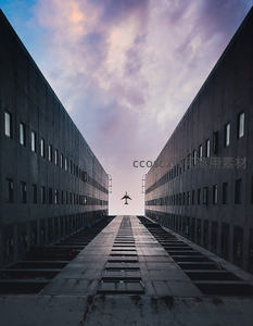 飞机掠过废弃工厂的对称天空