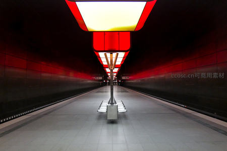 地铁站台红色灯光下的空旷长廊