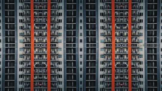 高楼外立面重复结构中的橙色竖条